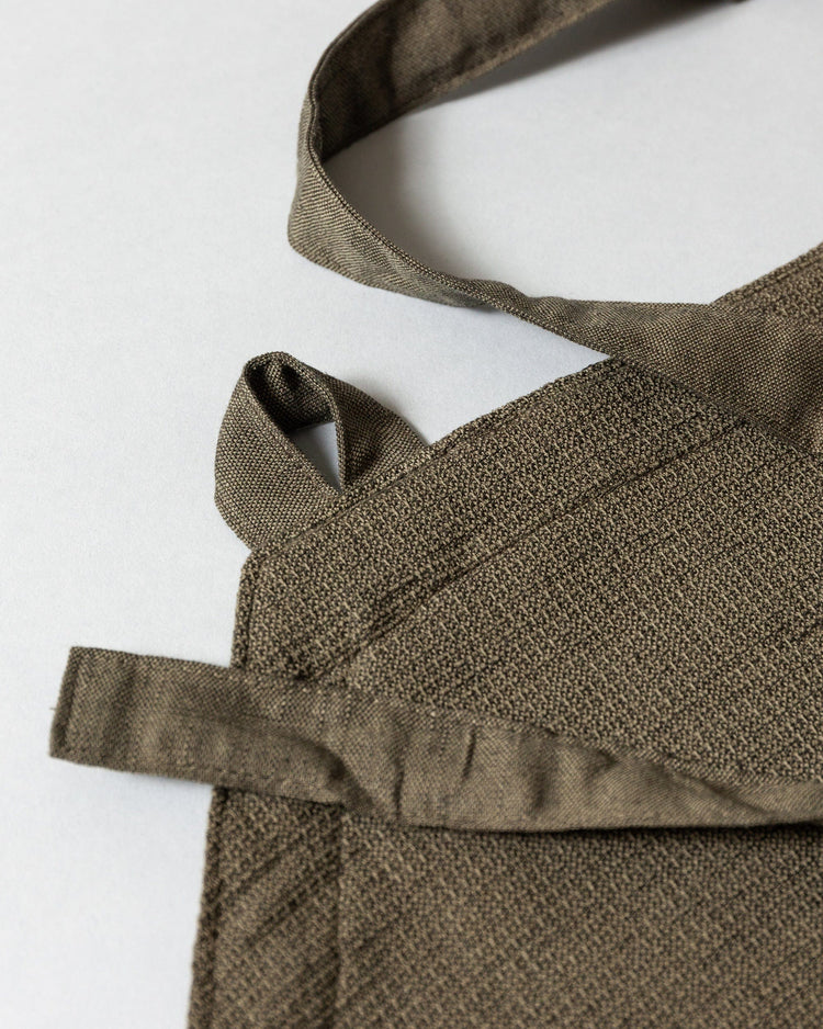 Moku Linen Apron, Olive Closuep
