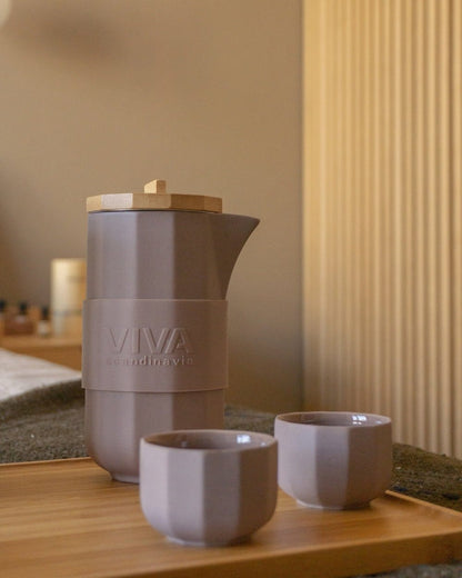 Tea set on bamboo tray, photo by Laila Rietbergen, @japandi.interior