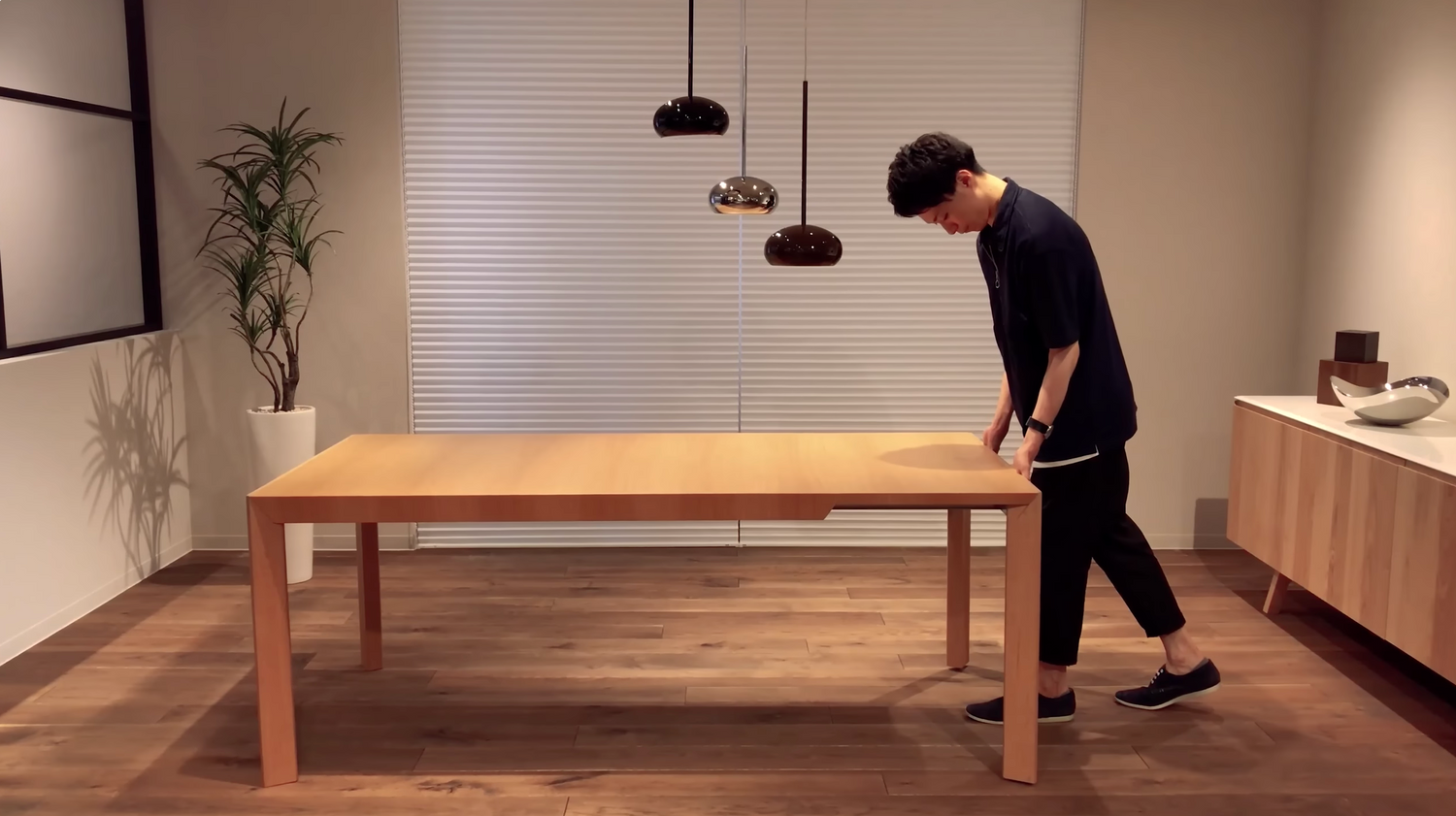 Load video: MOOV Extension Table by CondeHouse